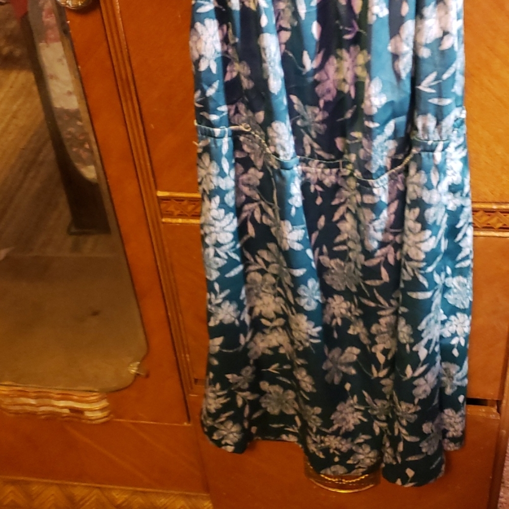 Dress - Picture 2 of 4